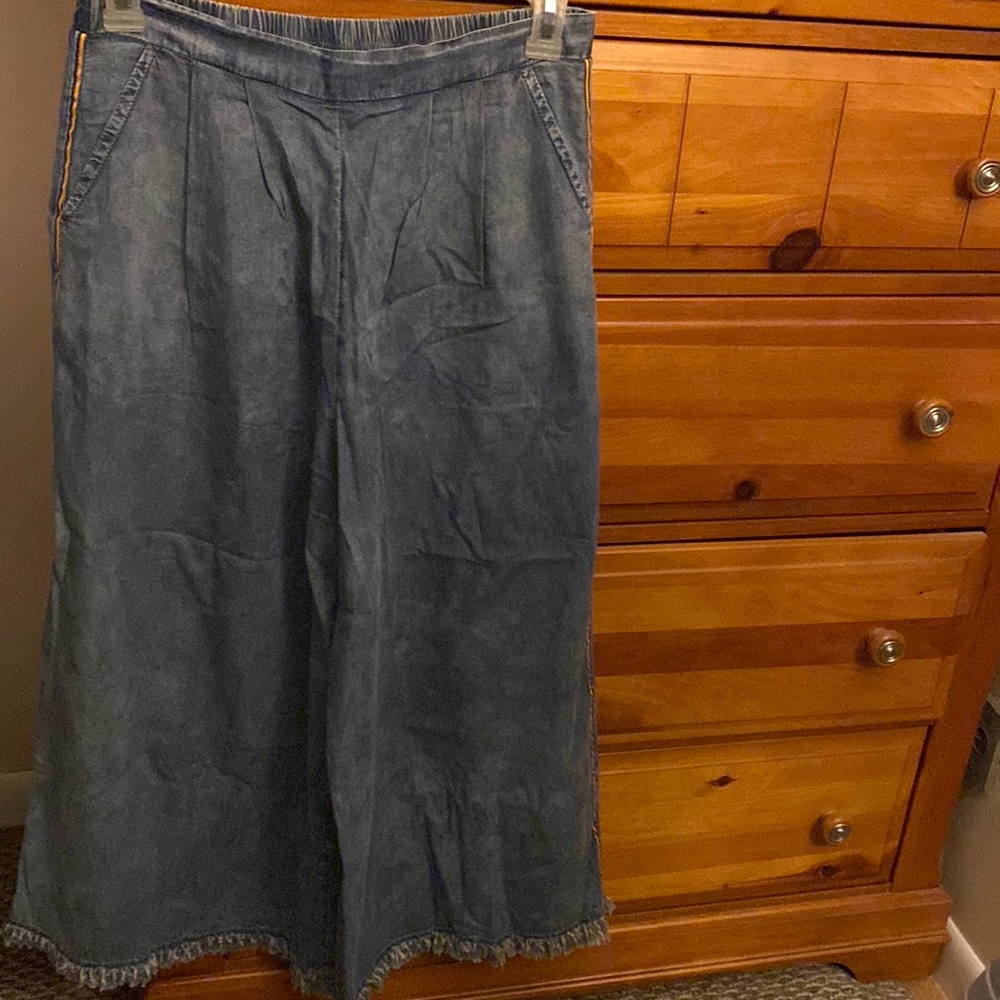 NWT lightweight jeans with a pop of color stripe on the side!